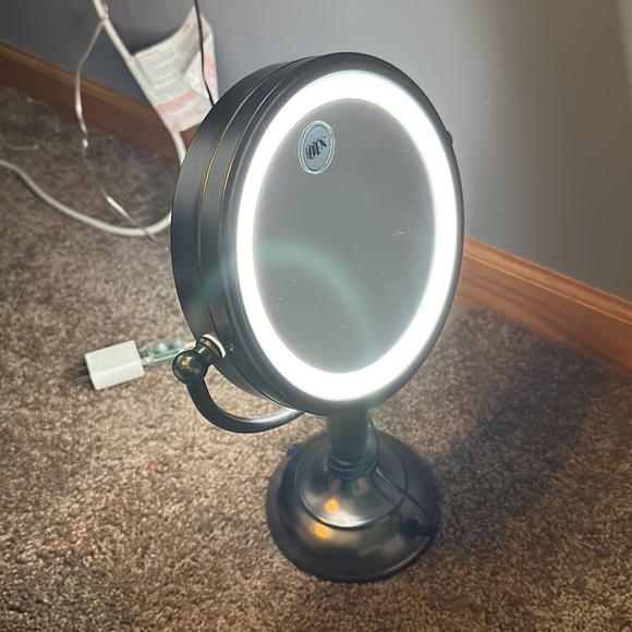 Light Up Makeup Mirror (flip-able) - Picture 4 of 4